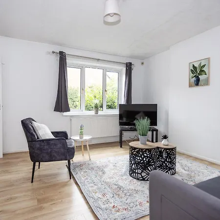 Contractor's Haven In Patchway